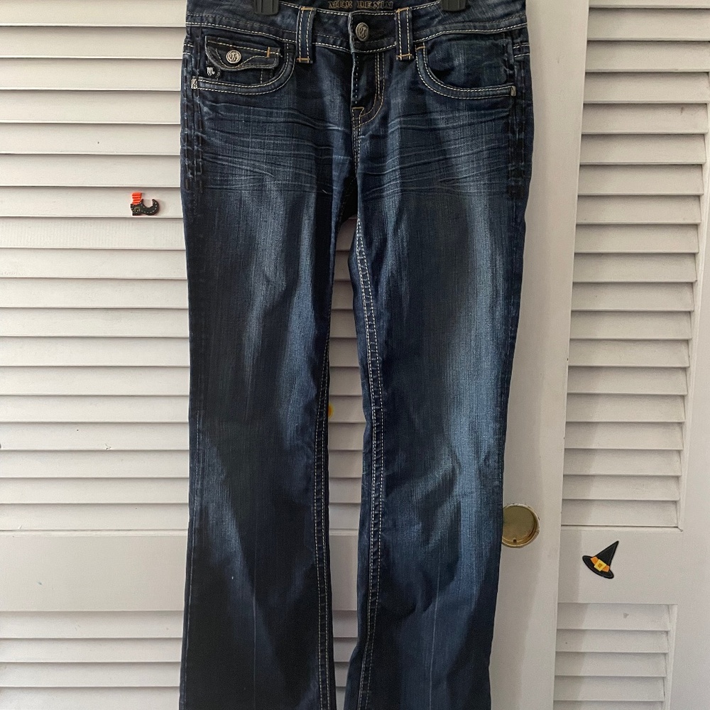 Low-waisted jeans